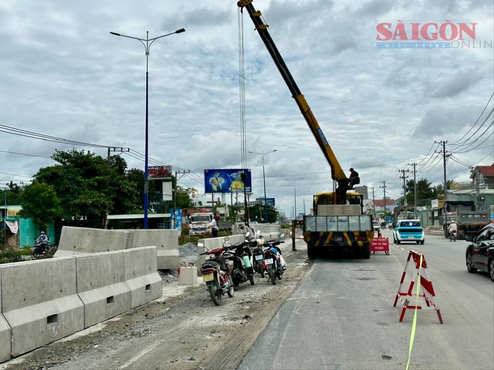 Chiều 30-8, các lực lượng triển khai lắp đặt dải phân cách cứng tại dự án mở rộng quốc lộ 13. Ảnh: XUÂN TRUNG 1788083408098_1496184984391325747_2441127879693897232_867aafb6b5c8d6167274f1d1c8b249ce.jpg