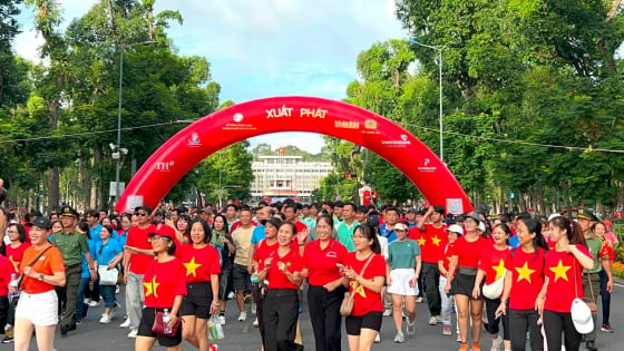 Hàng ngàn người dân TP.HCM chung bước chân Cùng Việt Nam vững bền