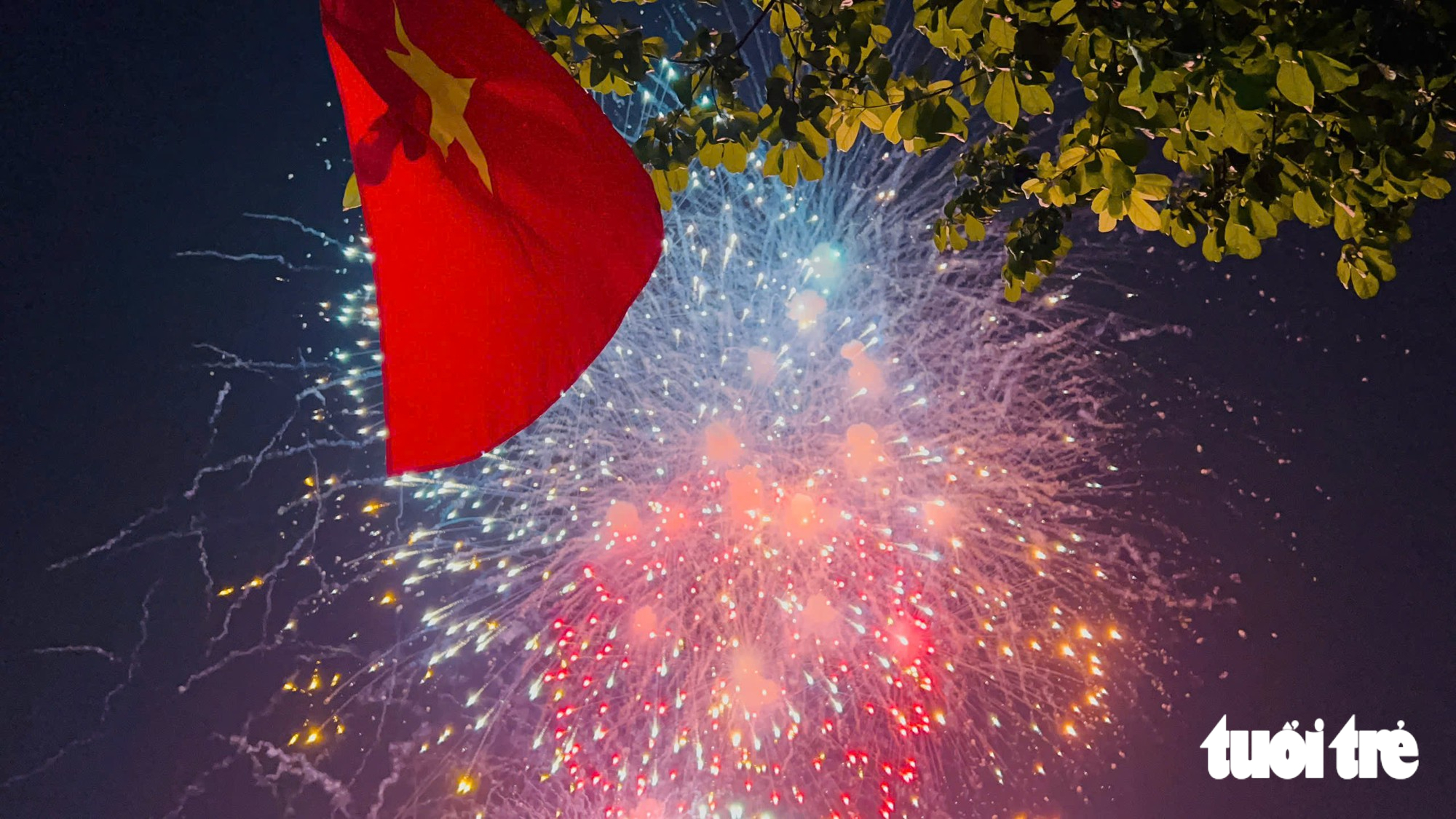 Pháo hoa Quốc khánh 2026 rực rỡ trên bầu trời Hà Nội và TP . HCM - Ảnh 6.