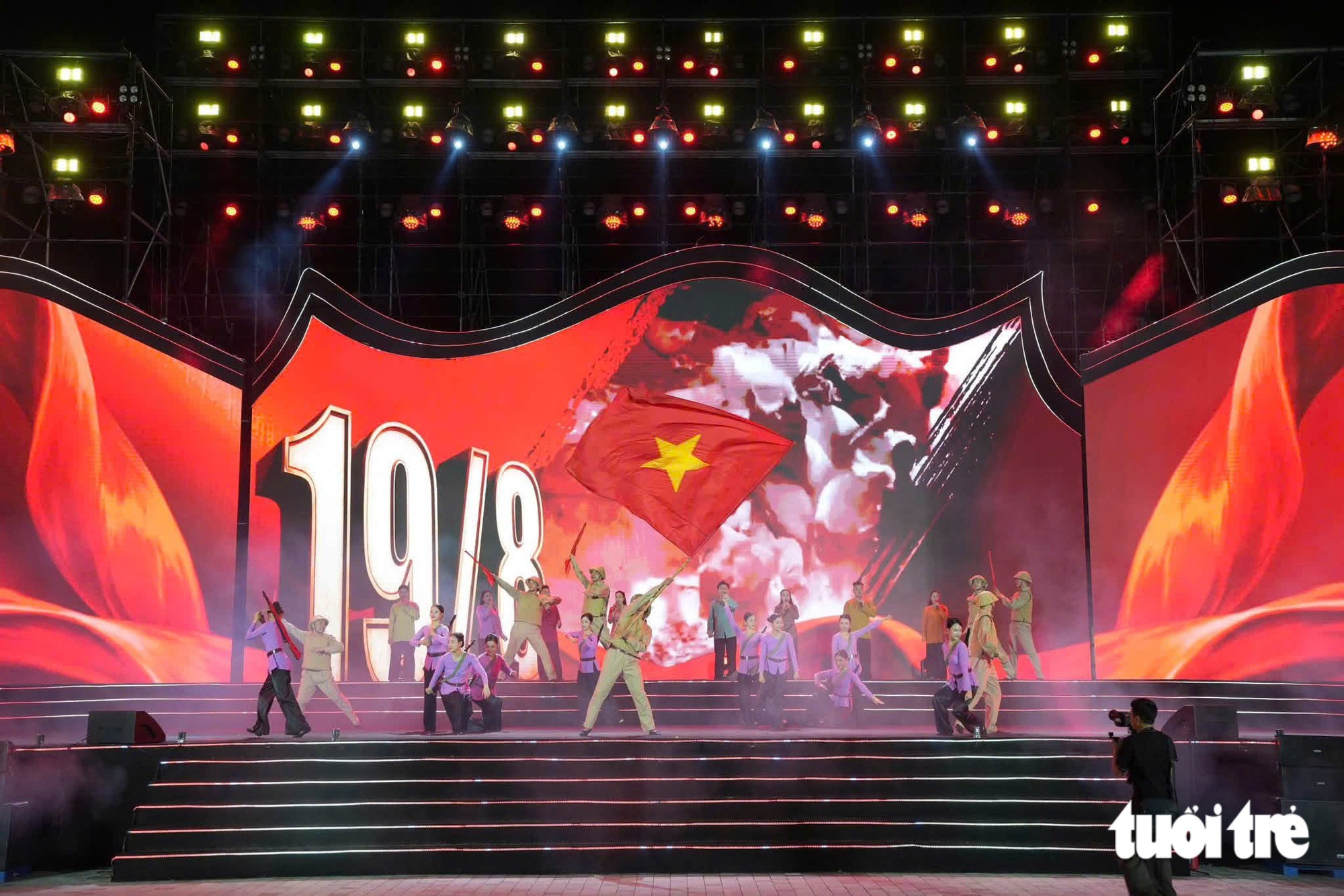 Pháo hoa Quốc khánh 2026 rực rỡ trên bầu trời Hà Nội và TP . HCM - Ảnh 24.