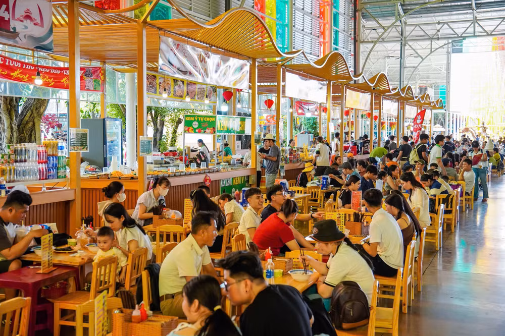Ẩm thực thu hút khách du lịch Thành phố Hồ Chí Minh. (Ảnh: PV/Vietnam+) img-1788355537221-1788355949223.jpg