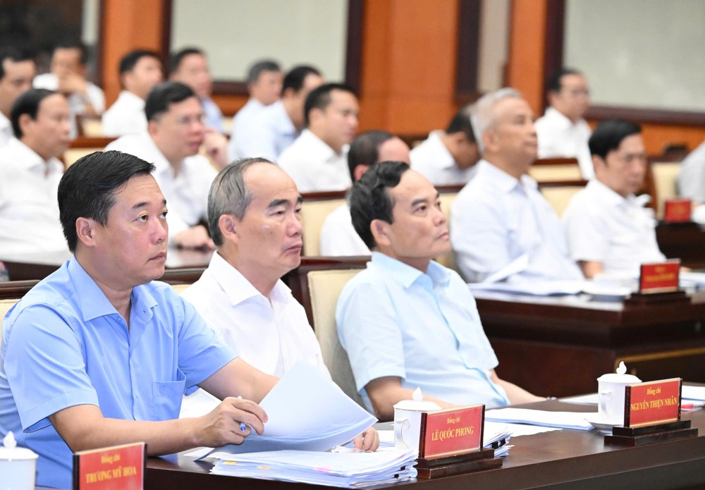 Bí thư Thành ủy TPHCM Trần Lưu Quang, nguyên Bí thư Thành ủy TPHCM Nguyễn Thiện Nhân và Phó Bí thư Thường trực Thành ủy TPHCM Lê Quốc Phong dự hội nghị tại điểm cầu TPHCM. Ảnh: VIỆT DŨNG 1788405407917_6254451685281990961_6254451685281990961_1dd2443240978a99fd256e4f7f4c22e3.jpg