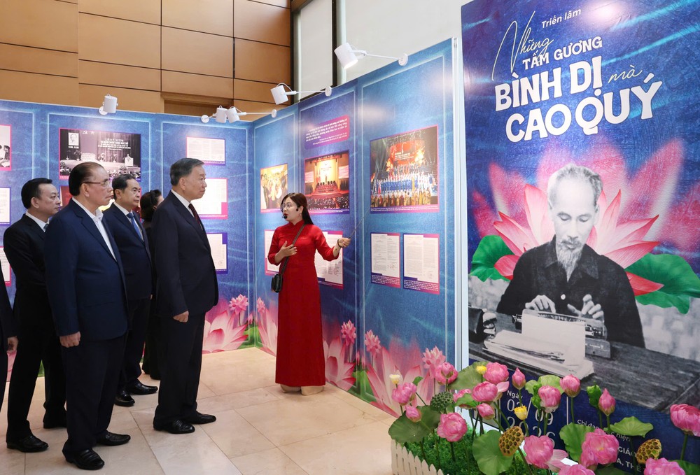 Tổng Bí thư, Chủ tịch nước Tô Lâm và các đồng chí lãnh đạo, nguyên lãnh đạo Đảng, Nhà nước tham quan triển lãm “Những tấm gương bình dị mà cao quý”. Ảnh: QUANG PHÚC thao-6382-6525.jpg