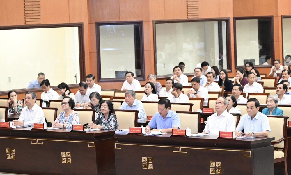 Bí thư Thành ủy TPHCM Trần Lưu Quang cùng các đại biểu dự hội nghị tại điểm cầu TPHCM. Ảnh: VIỆT DŨNG DVD_8211.jpeg