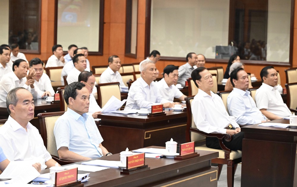 Các đồng chí lãnh đạo, nguyên lãnh đạo Đảng, Nhà nước và TPHCM cùng các đại biểu dự hội nghị tại điểm cầu TPHCM. Ảnh: VIỆT DŨNG DVD_8391.jpeg