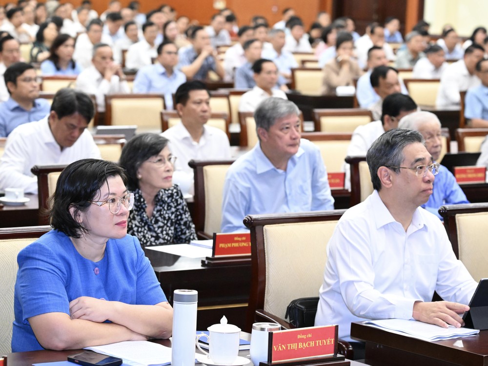 Phó Bí thư Thành ủy, Chủ tịch Ủy ban MTTQ Việt Nam TPHCM Nguyễn Phước Lộc và Phó Bí thư Thành ủy TPHCM Văn Thị Bạch Tuyết dự hội nghị tại điểm cầu TPHCM. Ảnh: VIỆT DŨNG DVD_8402.jpeg