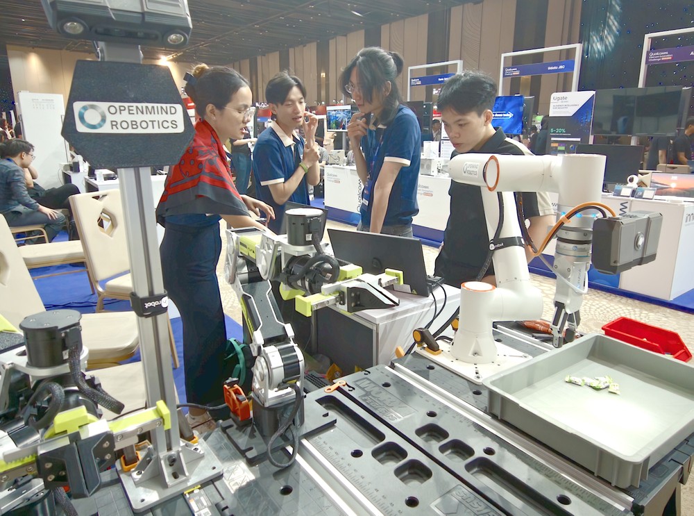 Các cánh tay robot được startup Việt Nam giới thiệu tại Triển lãm quốc tế về Đổi mới sáng tạo InnoEx 2026 tổ chức ở TPHCM. ẢNH: TẤN BA C4A.jpg