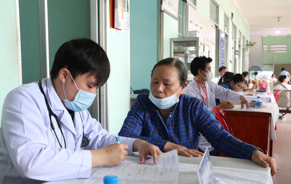 Viên chức ngành y tế TPHCM khám sức khỏe miễn phí cho người dân tại Trạm Y tế xã Bà Điểm. Ảnh: NGÔ BÌNH 1784690493312_1981984834361094972_1415362809054944793_3f714dbdbc4e2d236f368a0e7152ca30.jpg