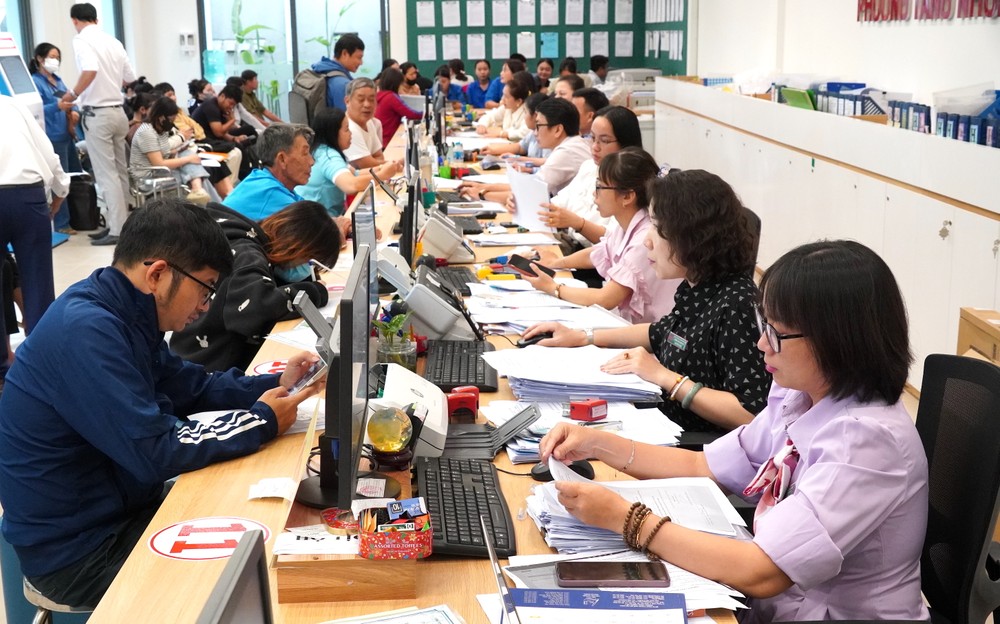 Chuyên viên Trung tâm Phục vụ hành chính công phường Tăng Nhơn Phú tiếp và giải quyết thủ tục hành chính cho người dân. Ảnh: THU HƯỜNG 2.JPG