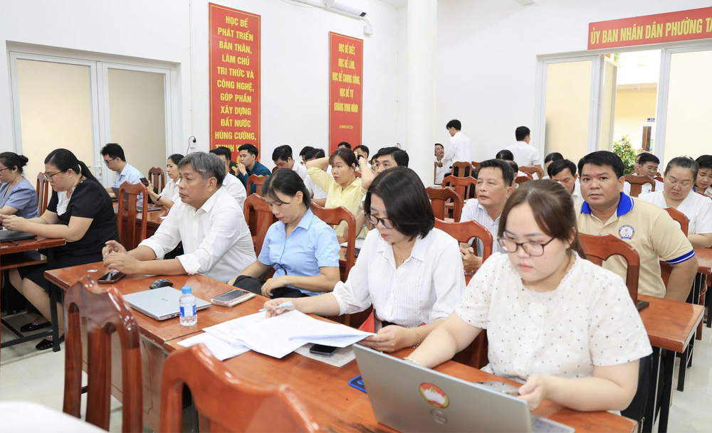 Đảng ủy phường Tam Bình tổ chức tập huấn triển khai phần mềm đánh giá, xếp loại quý 3-2026. Ảnh: LAN THANH Ảnh chụp Màn hình 2026-09-08 lúc 06.45.33.png