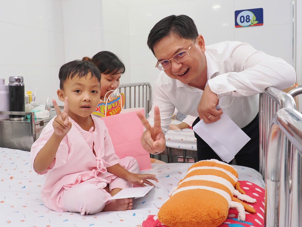 Phó Chủ tịch UBND TPHCM Nguyễn Mạnh Cường thăm, động viên bệnh nhi đang điều trị tại Bệnh viện Nhi đồng 1. Ảnh: HOÀNG HÙNG 1000008758.jpg