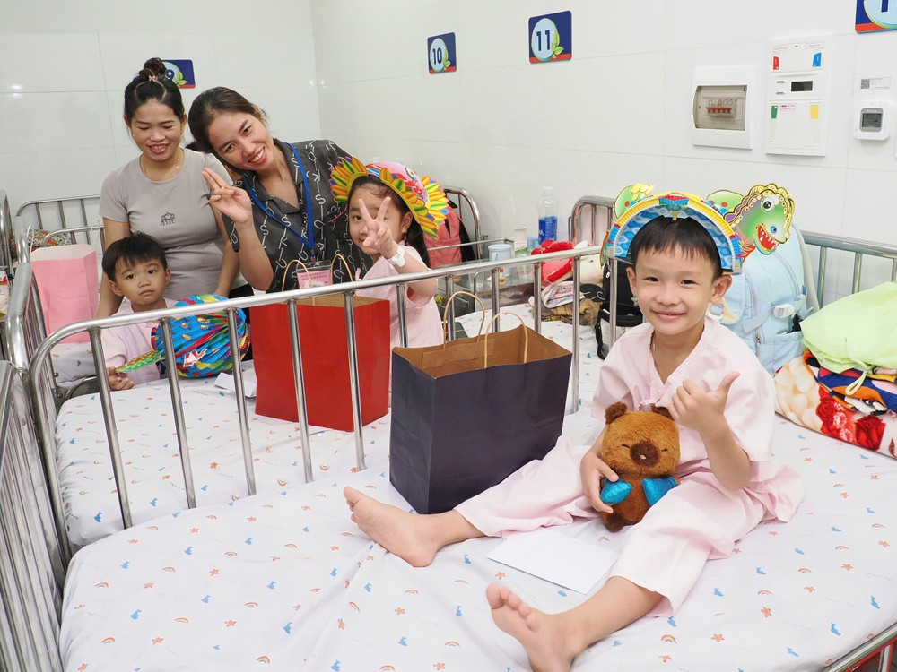 Các em nhỏ thích thú với món quà trung thu mà lãnh đạo TPHCM tặng. Ảnh: HOÀNG HÙNG 1000008760.jpg