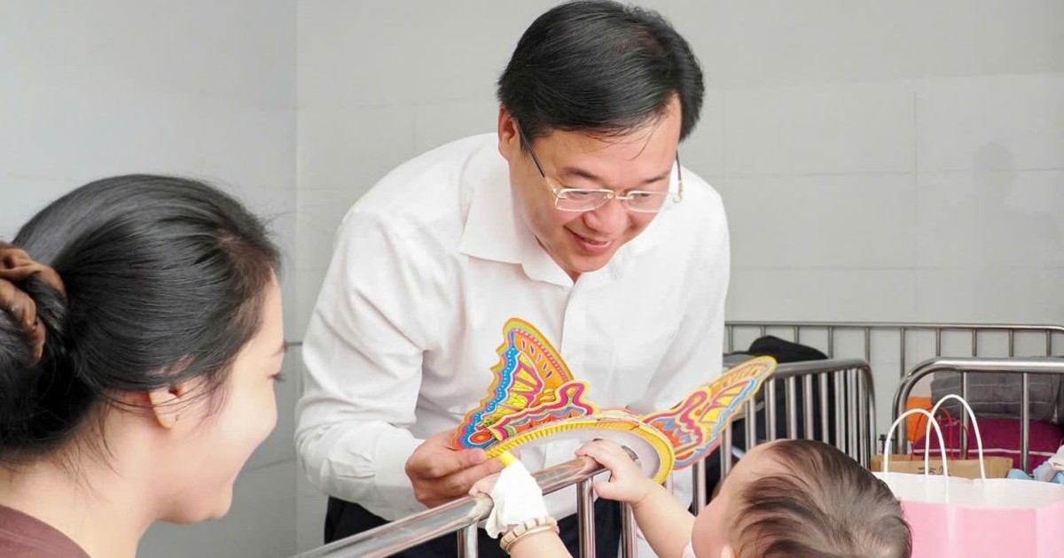 Lãnh đạo TPHCM thăm, tặng quà trung thu bệnh nhi Bệnh viện Nhi đồng 1