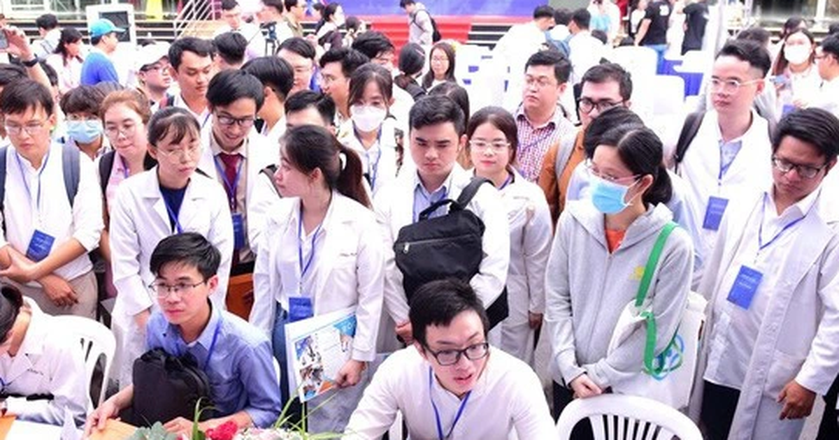 Sáng nay gần 1.000 bác sĩ, điều dưỡng tại TP.HCM 'săn' cơ hội việc làm