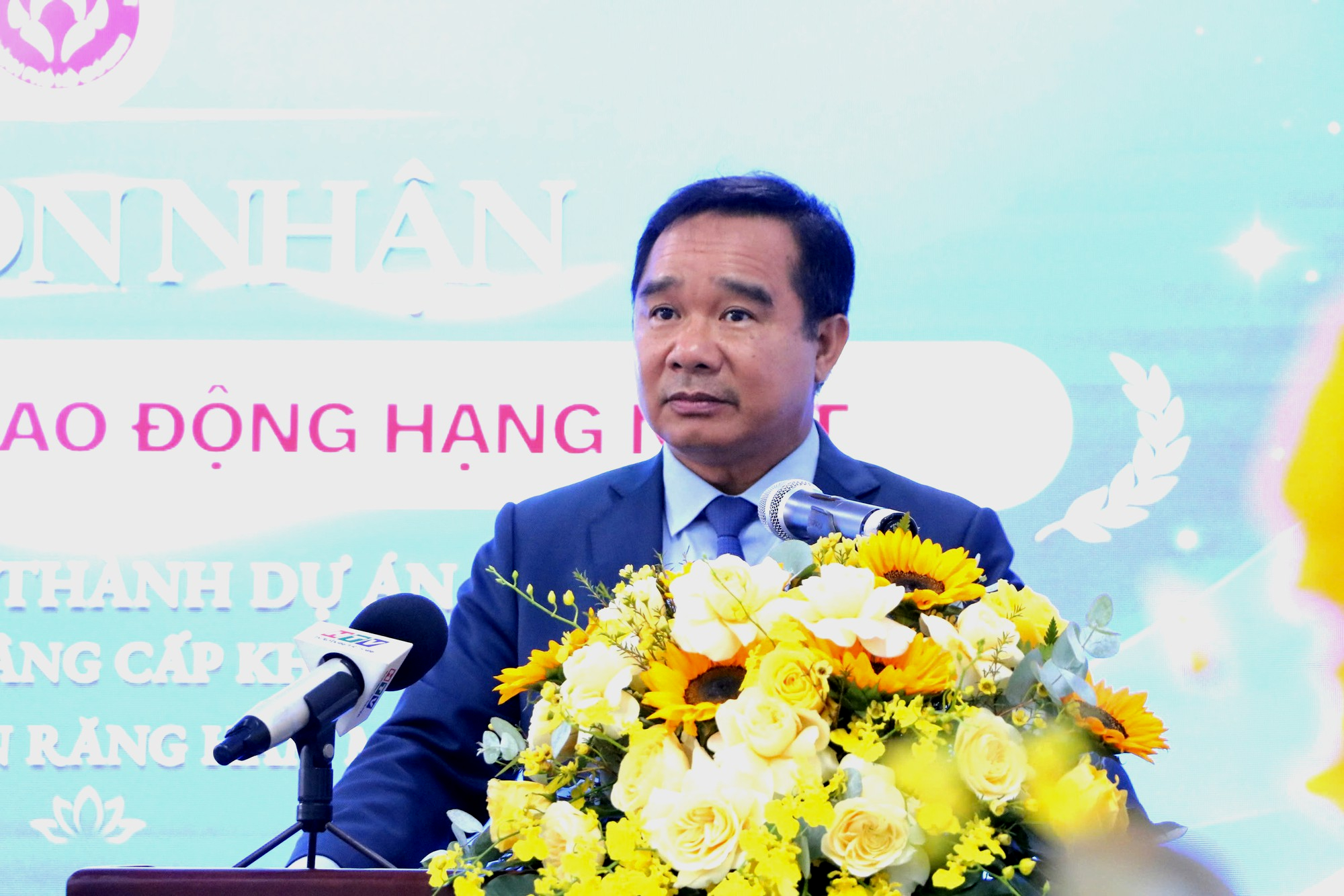 Chủ tịch UBND TP.HCM: Máy móc hiện đại đến đâu cũng không thay thế được người thầy thuốc - Ảnh 1.