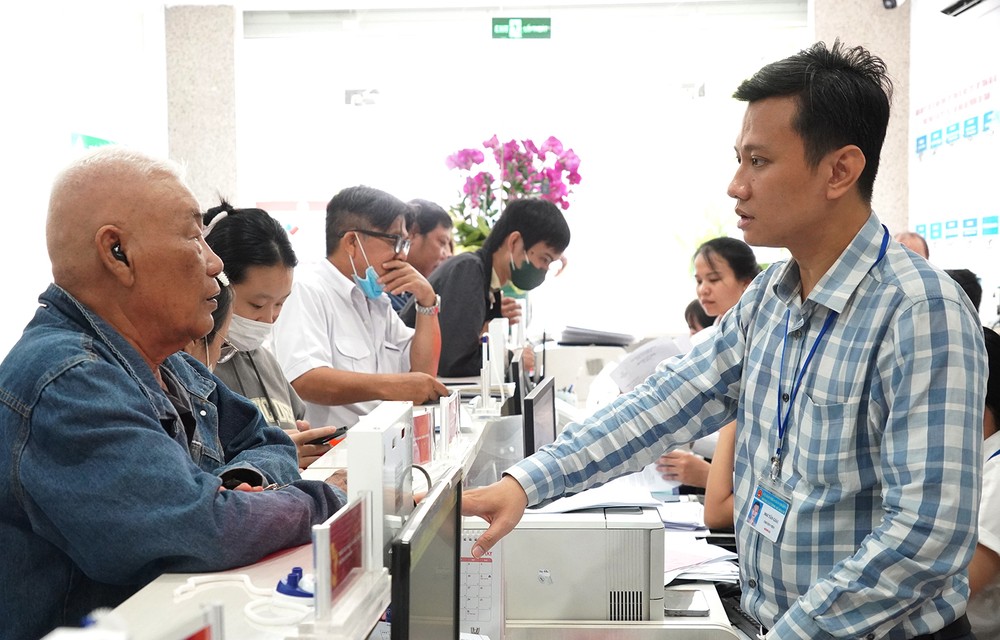 Chuyên viên Trung tâm Phục vụ hành chính công phường Bến Thành tiếp và giải quyết thủ tục hành chính cho người dân. Ảnh THU HƯỜNG hanhchinhcong1.jpg