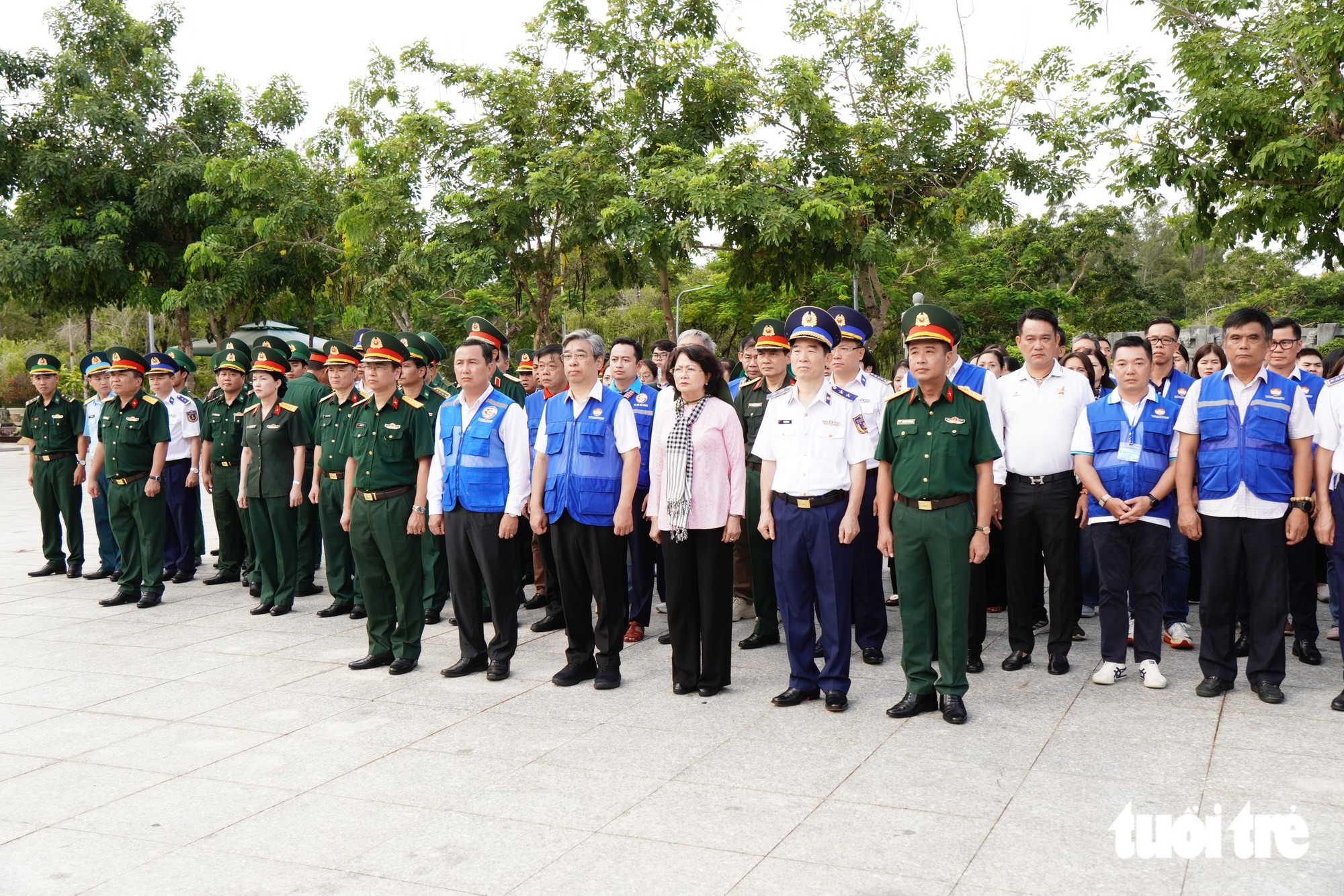 Lãnh đạo TP.HCM cùng các đơn vị quốc phòng dâng hương các Anh hùng liệt sĩ tại đặc khu Côn Đảo - Ảnh 1.