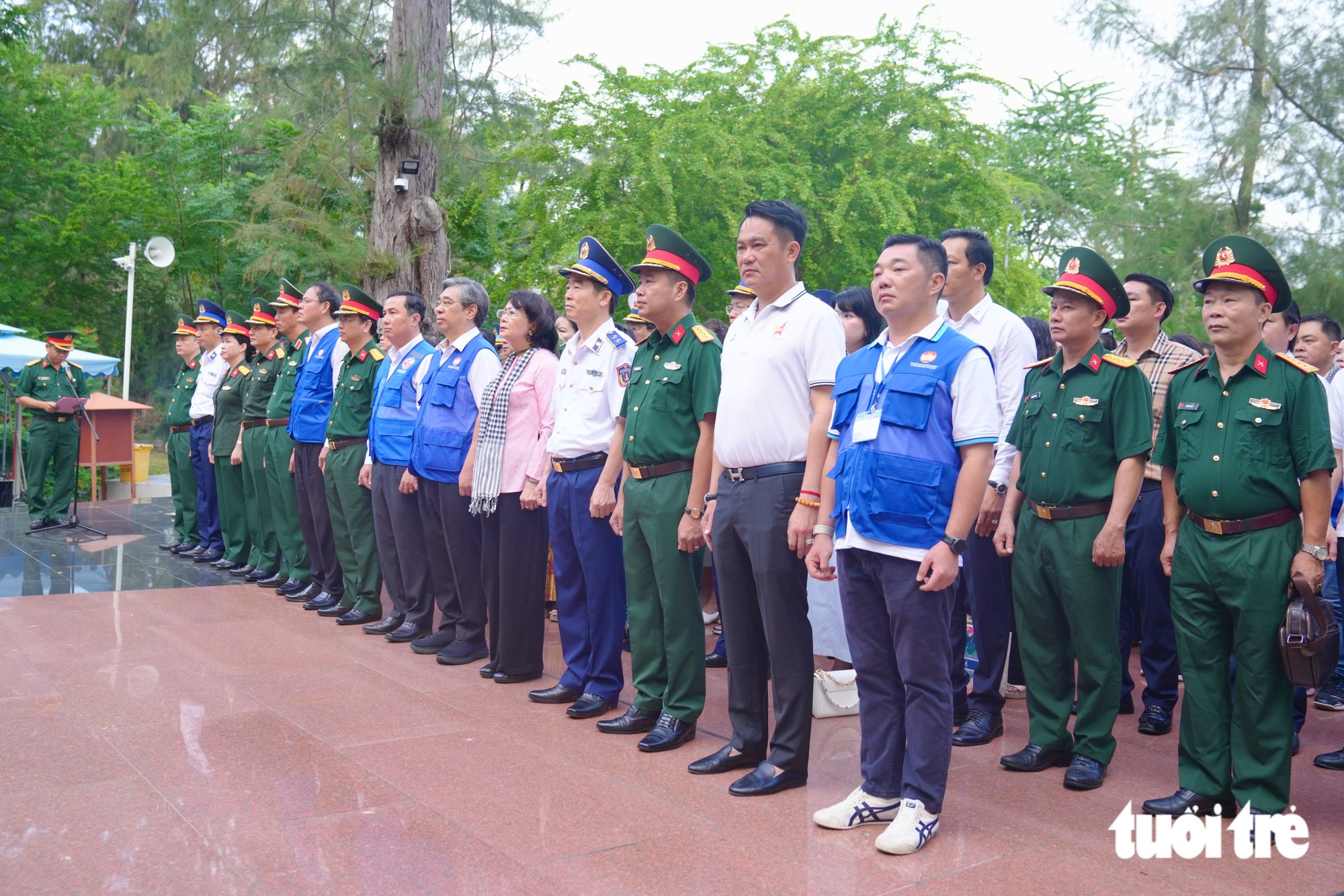Lãnh đạo TP.HCM cùng các đơn vị quốc phòng dâng hương các Anh hùng liệt sĩ tại đặc khu Côn Đảo - Ảnh 3.