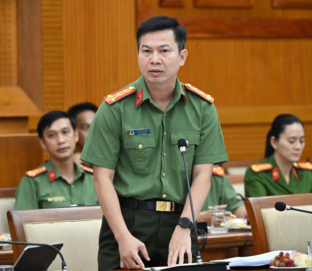 Đại diện Công an TPHCM báo cáo về công tác đảm bảo an toàn, an ninh thông tin. Ảnh: VIỆT DŨNG 1789703881335_5842312963394305847_5842312963394305847_bdb25ea57571649ffbfabb12be79bd63.jpg