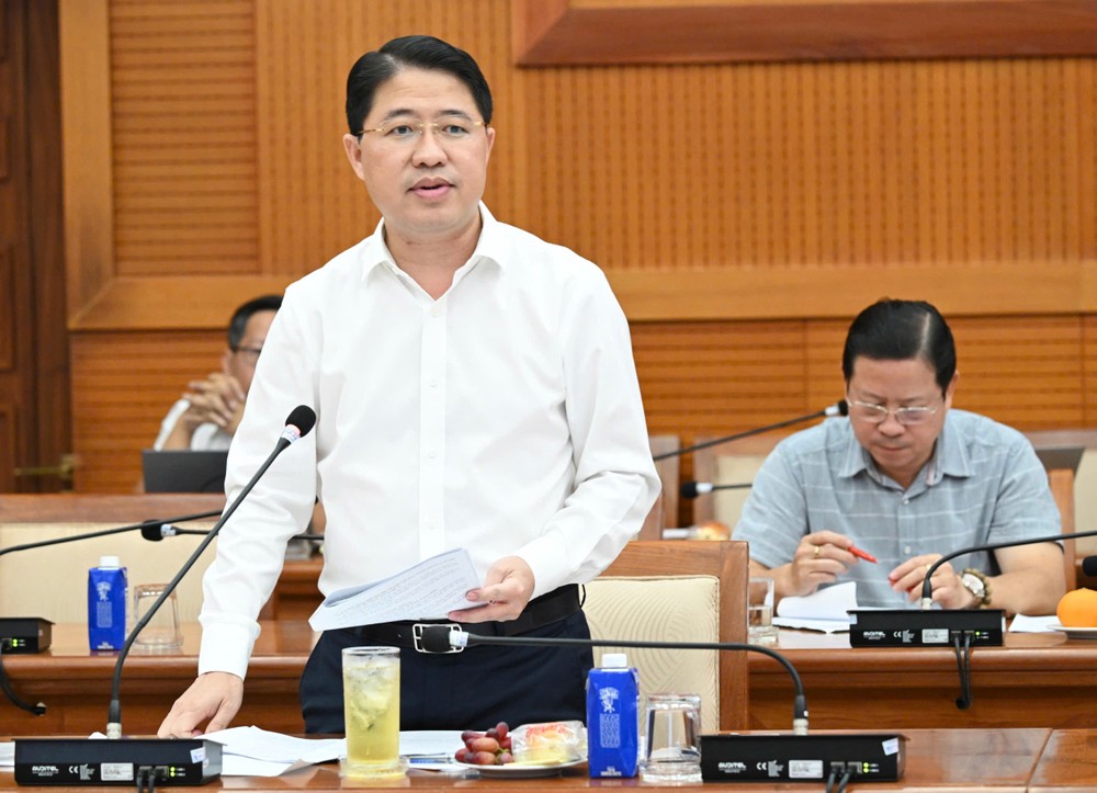 Chánh Văn phòng Thành ủy TPHCM Phạm Hồng Sơn báo cáo tại buổi làm việc (Ảnh: VIỆT DŨNG) 1789703881374_5842312963394305847_5842312963394305847_6403314697c48227acdc7950bfe5e534.jpg