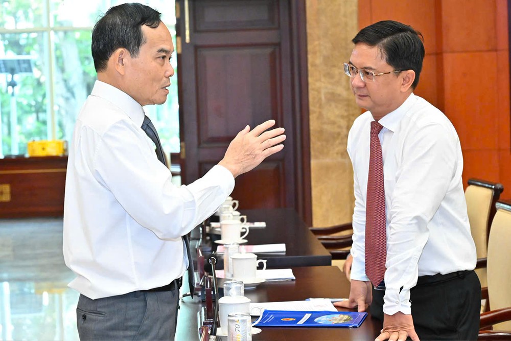 Bí thư Thành ủy TPHCM Trần Lưu Quang trao đổi cùng Phó Chủ tịch UBND TPHCM Nguyễn Mạnh Cường tại kỳ họp. Ảnh: VIỆT DŨNG 1789953191395_5842312963394305847_g4950761968878799511_50aca753ca009c73c80c895c5935a413.jpg