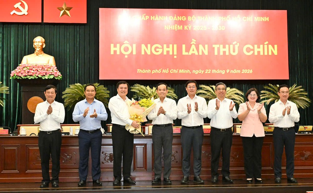 Các đồng chí Thường trực Thành ủy TPHCM chúc mừng đồng chí Nguyễn Sinh Nhật Tân. Ảnh: VIỆT DŨNG 2aOboR0NUboDpovdCR62BUUljFiq7ASsUvfVykL2.jpg