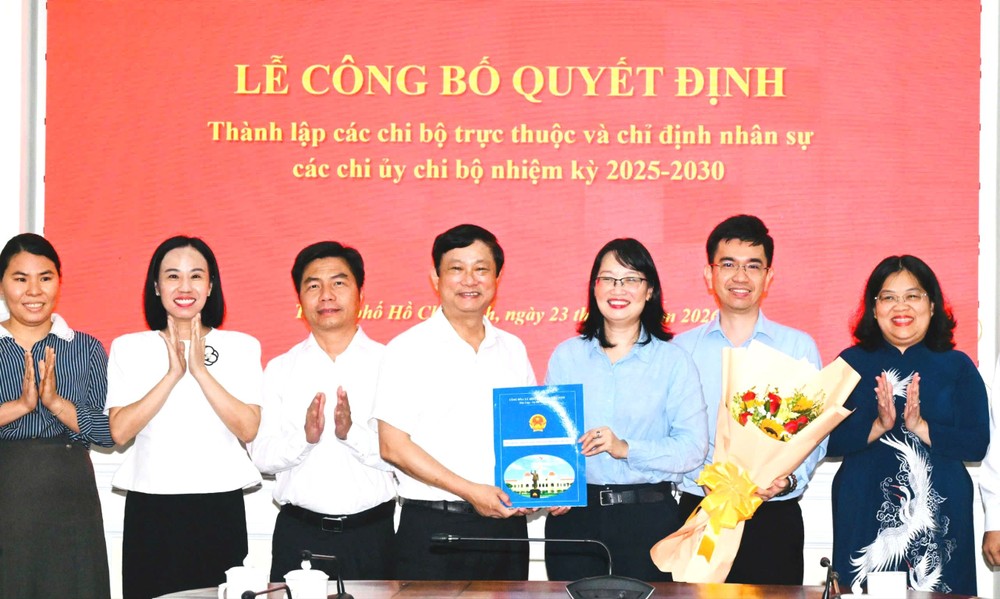 Đồng chí Võ Văn Minh, Bí thư Đảng ủy, Chủ tịch HĐND TPHCM trao quyết định thành lập Chi bộ Công tác Quốc hội. Ảnh: VIỆT DŨNG 1790156492087_5842312963394305847_5842312963394305847_f15645c564accb25d8417c4563f22f99.jpg
