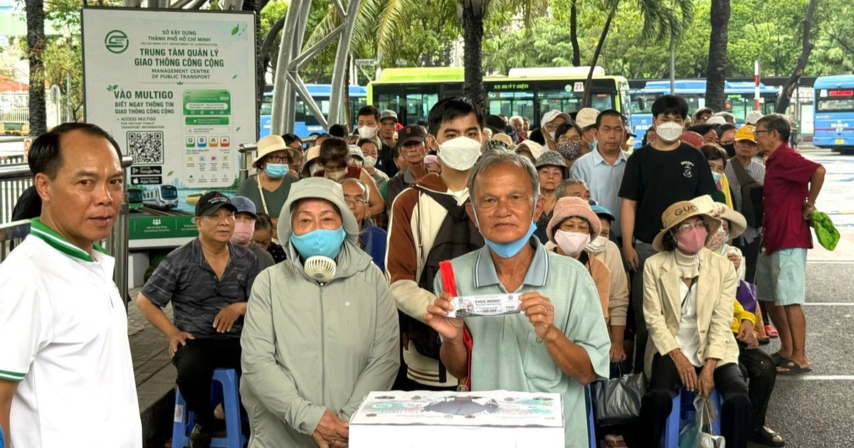 Người dân Thành phố Hồ Chí Minh tiếp tục nhận phiếu mua hàng miễn phí khi đi xe buýt