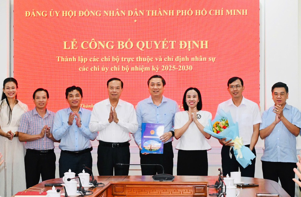 Đồng chí Nguyễn Văn Thọ trao quyết định thành lập Chi bộ Ban Kinh tế - Ngân sách. Ảnh: VIỆT DŨNG 1790156492122_5842312963394305847_5842312963394305847_2c98d3ec8578e96728d458d3b6416fdf.jpg
