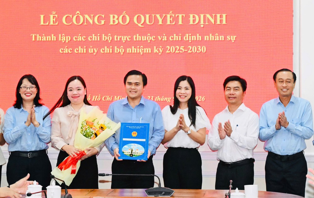 Chi bộ Ban Văn hóa - Xã hội nhận quyết định thành lập. Ảnh: VIỆT DŨNG 1790156492136_5842312963394305847_5842312963394305847_e360cfcc10d99693c558c994ac10b552.jpg