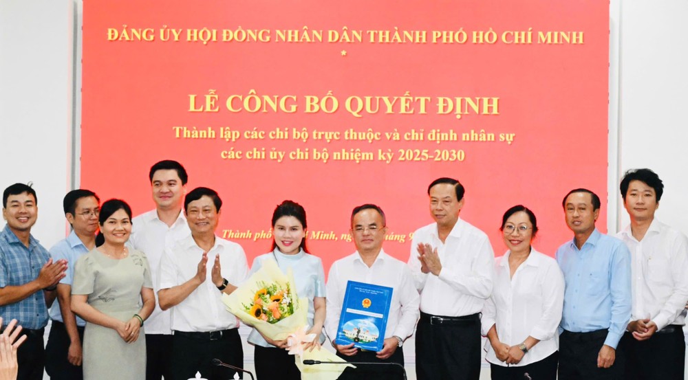 Đồng chí Võ Văn Minh và đồng chí Nguyễn Văn Thọ trao quyết định thành lập Chi bộ Công tác HĐND. Ảnh: VIỆT DŨNG 1790156492111_5842312963394305847_5842312963394305847_71f4d029931037c67c00367545559efe.jpg