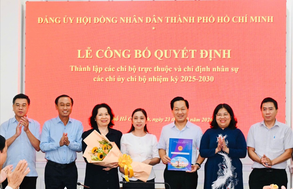 Chi bộ Ban Đô thị nhận quyết định thành lập. Ảnh: VIỆT DŨNG 1790156492130_5842312963394305847_5842312963394305847_a17fb6d4e1f0fe13fe22698096c384ca.jpg