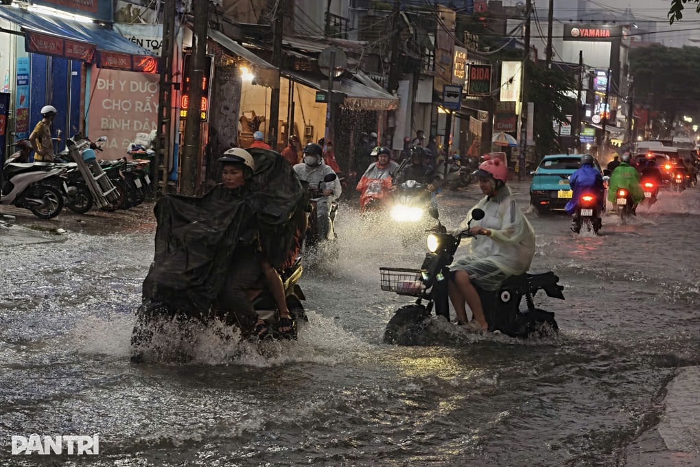 TPHCM và Nam Bộ tiếp tục mưa lớn, triều cường có thể vượt báo động 3 - 1