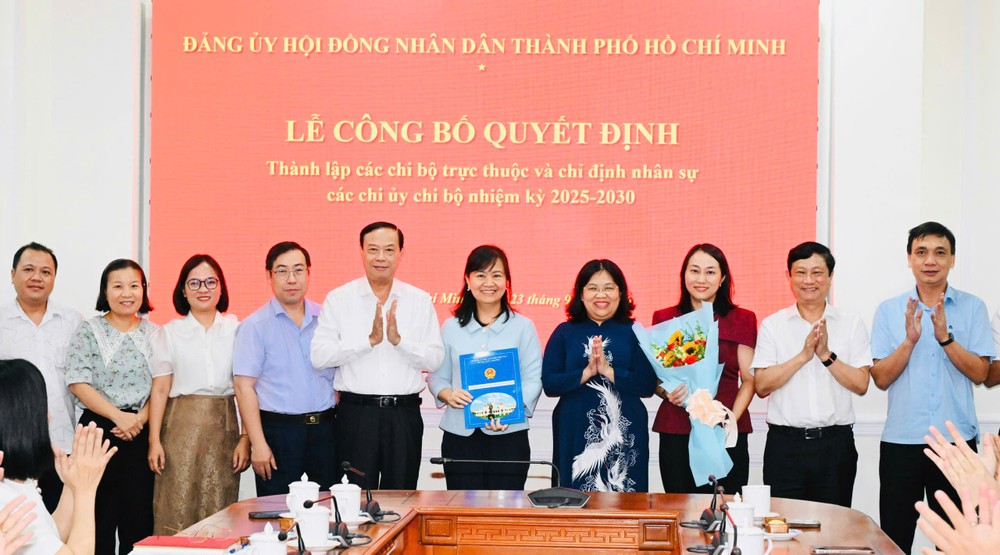 Chi bộ Ban Pháp chế nhận quyết định thành lập. Ảnh: VIỆT DŨNG 23-9. .jpg