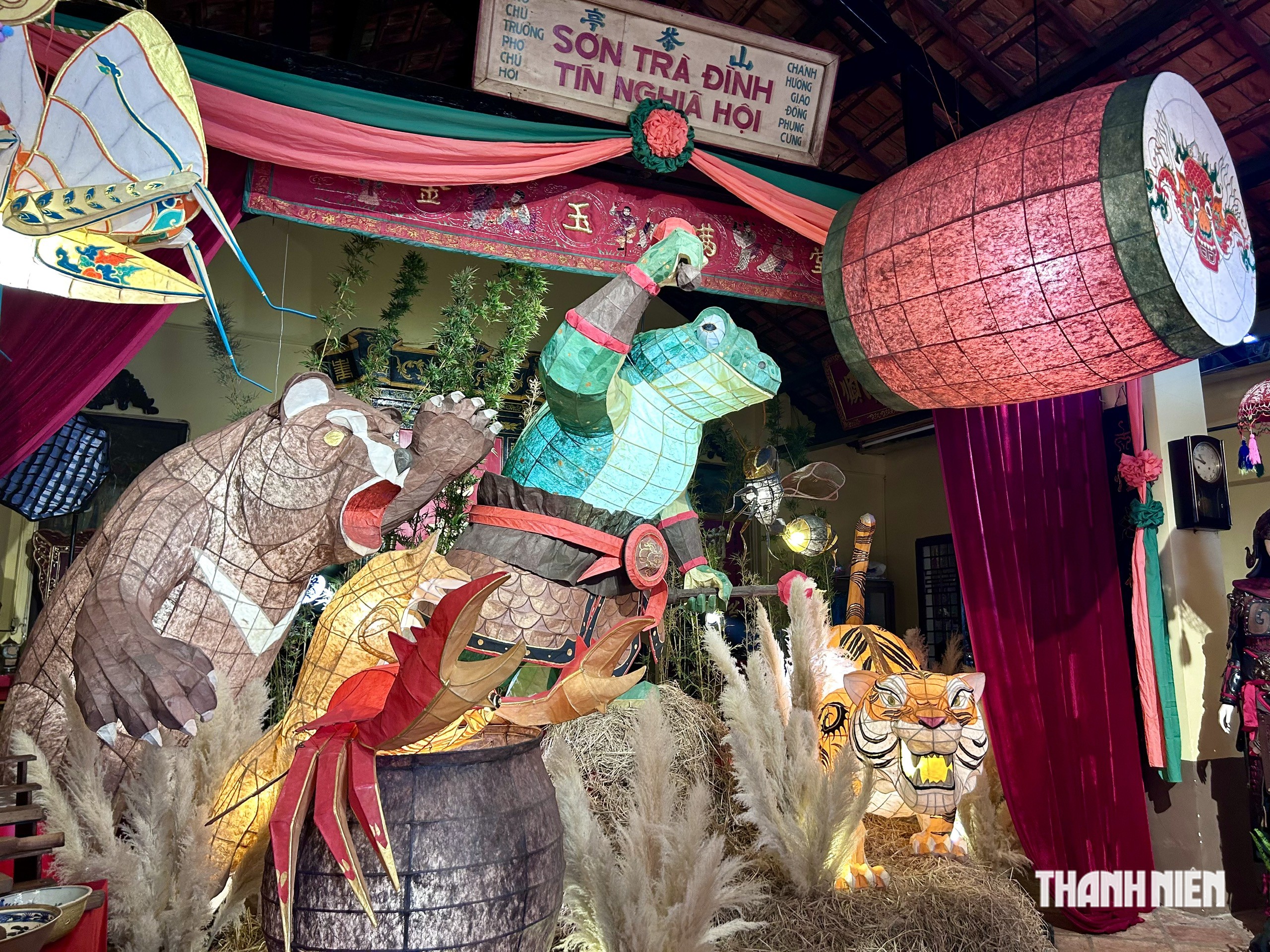 Lồng đèn 'Cóc kiện trời' cao gần 3 m gây choáng: 10 người làm suốt 80 ngày- Ảnh 2.