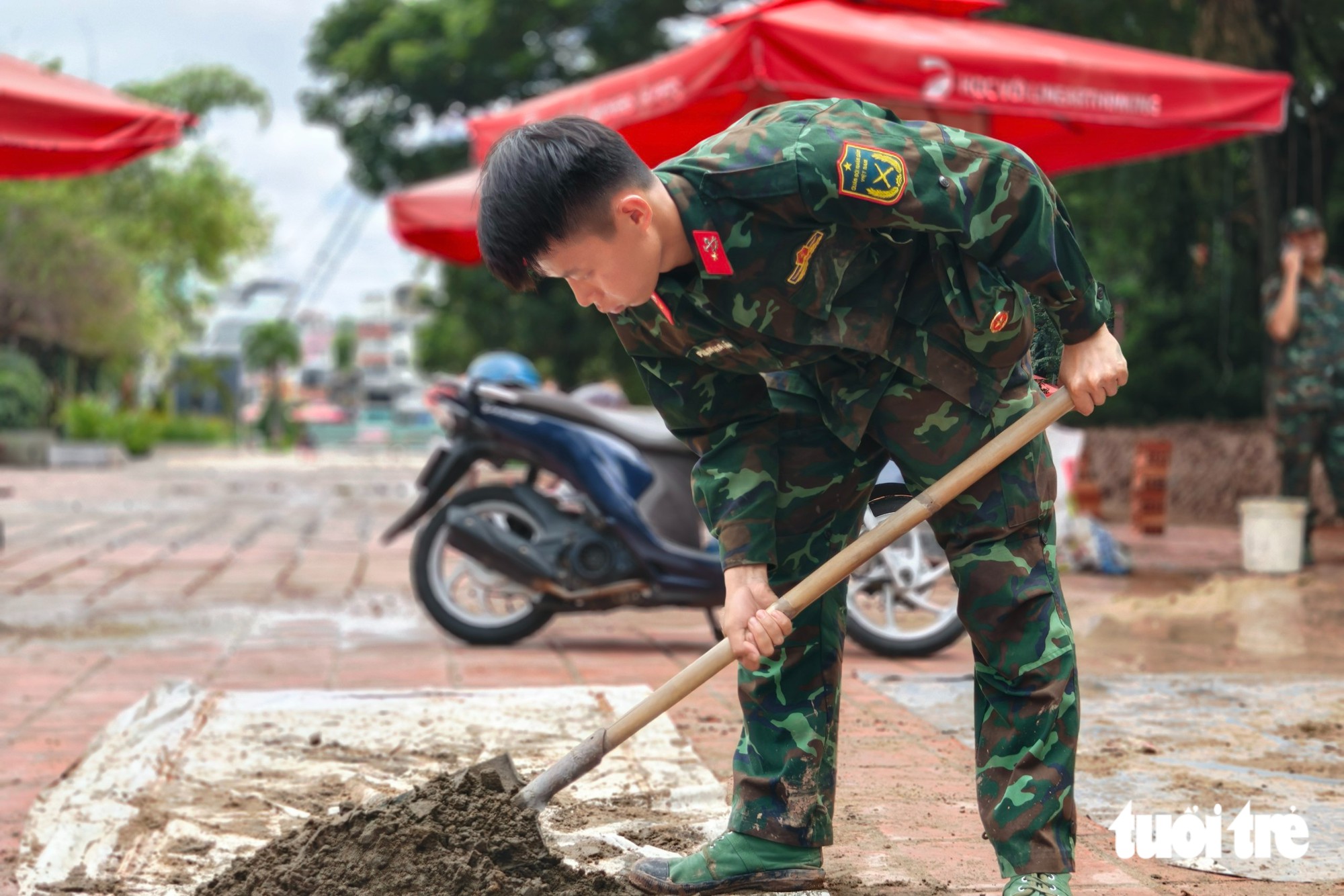 Khẩn trương chuẩn bị lễ truy điệu, an táng hài cốt liệt sĩ ở công viên Lê Thị Riêng - Ảnh 7.
