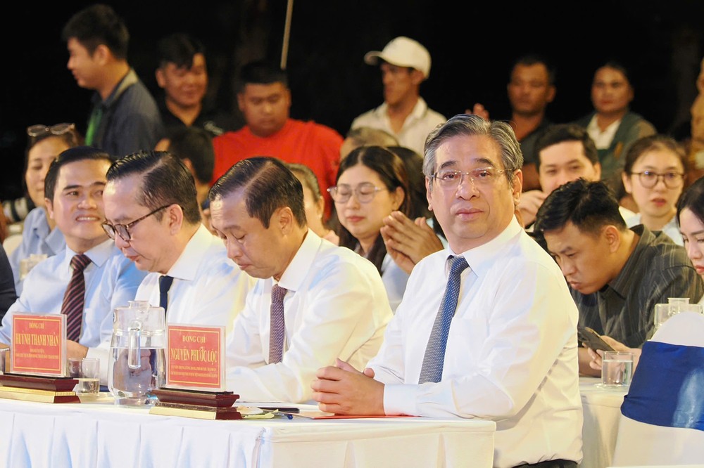 Đồng chí Nguyễn Phước Lộc cùng các đồng chí lãnh đạo TPHCM tham dự chương trình. Ảnh: HOÀNG HÙNG IMG_2001.jpeg
