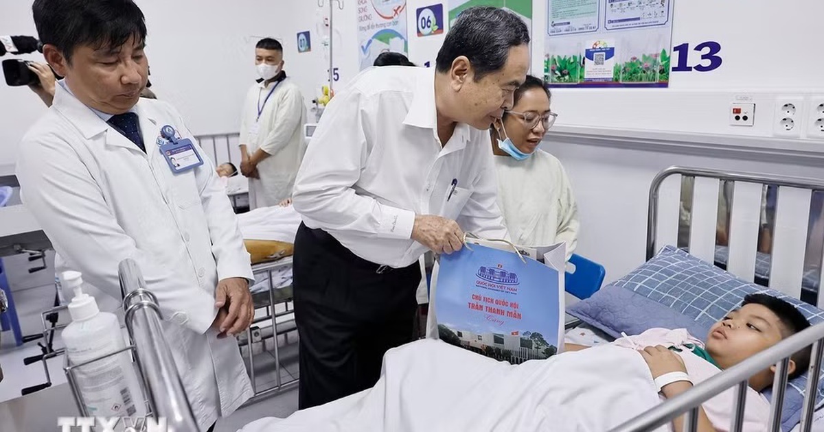 Chủ tịch Quốc hội thăm, động viên các bệnh nhi tại Bệnh viện Nhi đồng 1, TPHCM