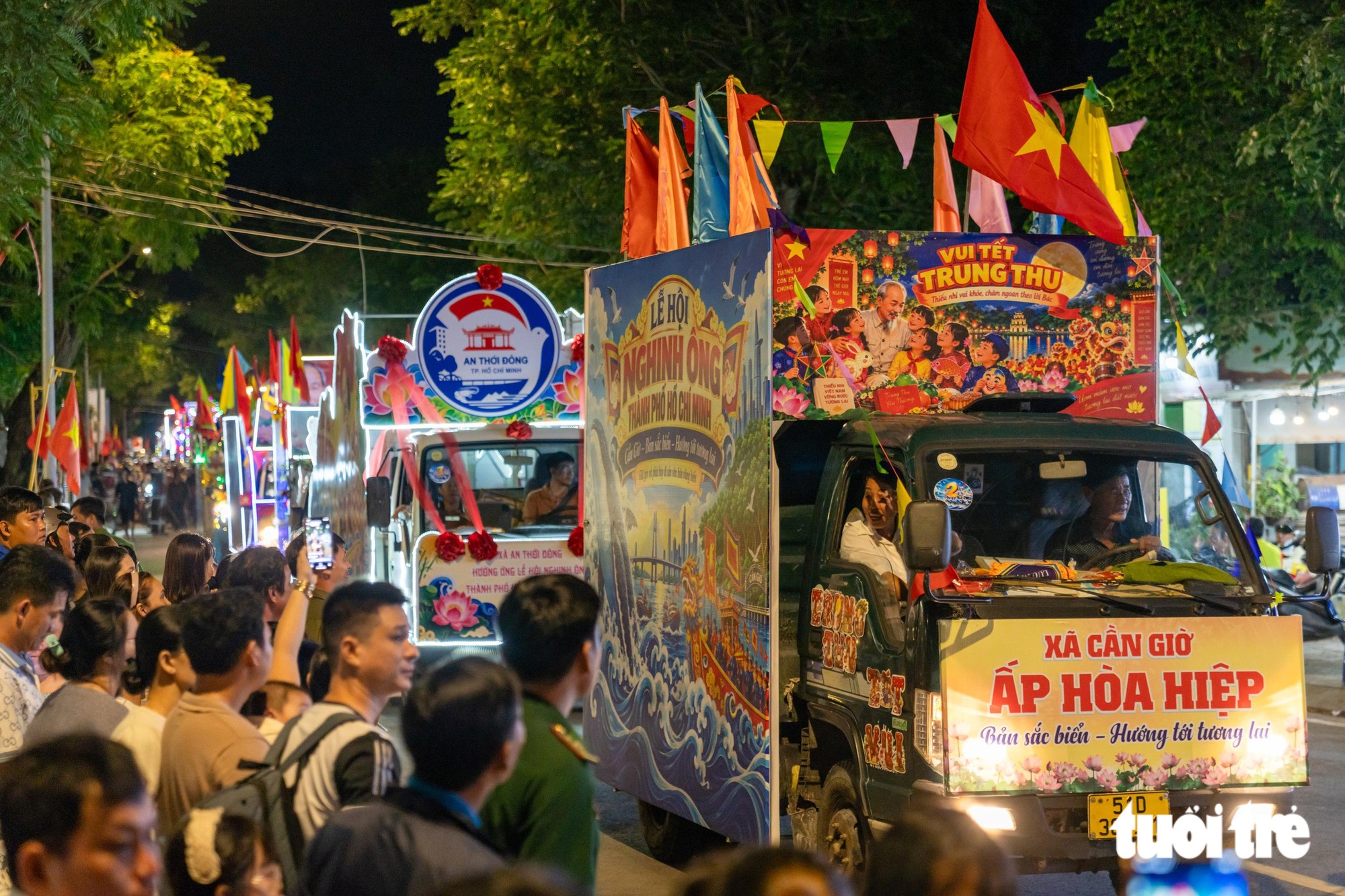 Cần Giờ rộn ràng đêm Nghinh Ông, pháo hoa thắp sáng biển đêm - Ảnh 7.