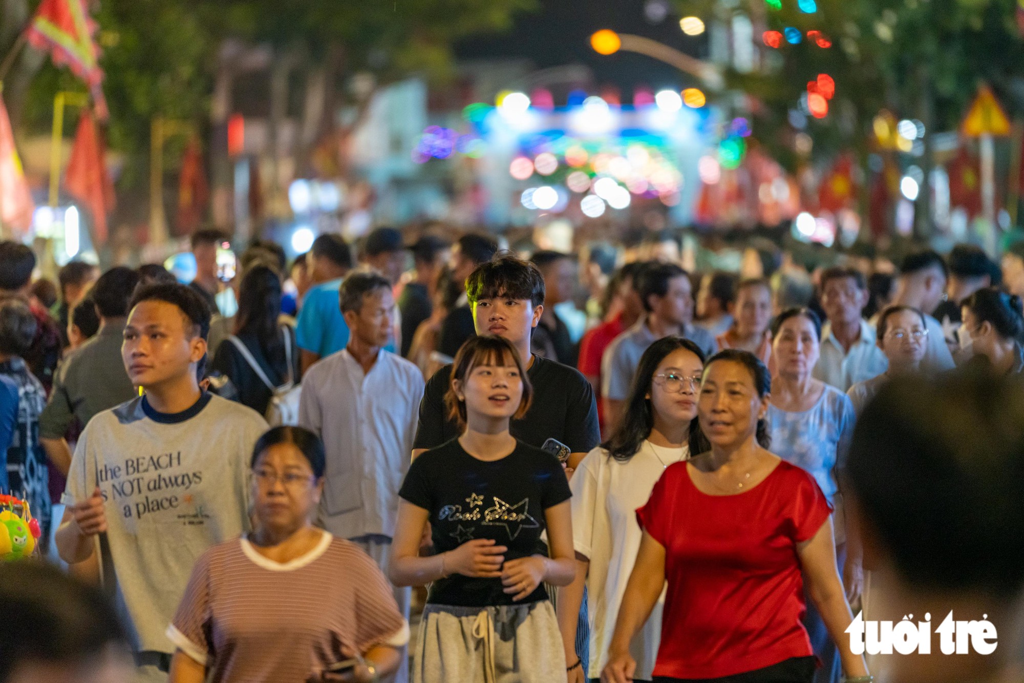 Cần Giờ rộn ràng đêm Nghinh Ông, pháo hoa thắp sáng biển đêm - Ảnh 4.
