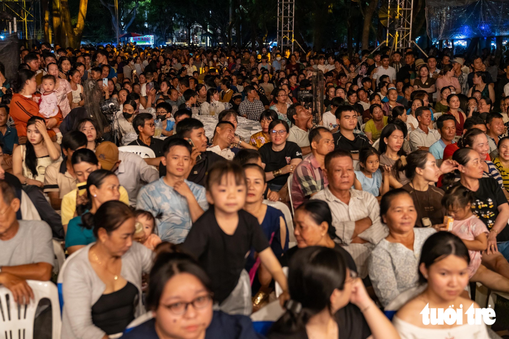 Cần Giờ rộn ràng đêm Nghinh Ông, pháo hoa thắp sáng biển đêm - Ảnh 5.