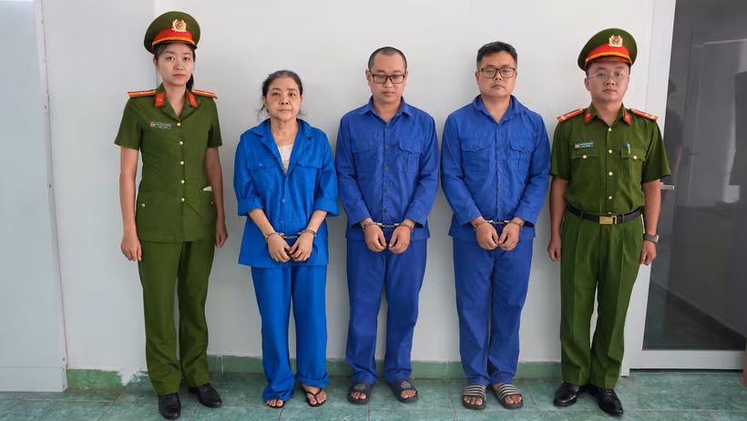 Các đối tượng tại cơ quan công an. (Ảnh: Công an Thành phố Hồ Chí Minh cung cấp)