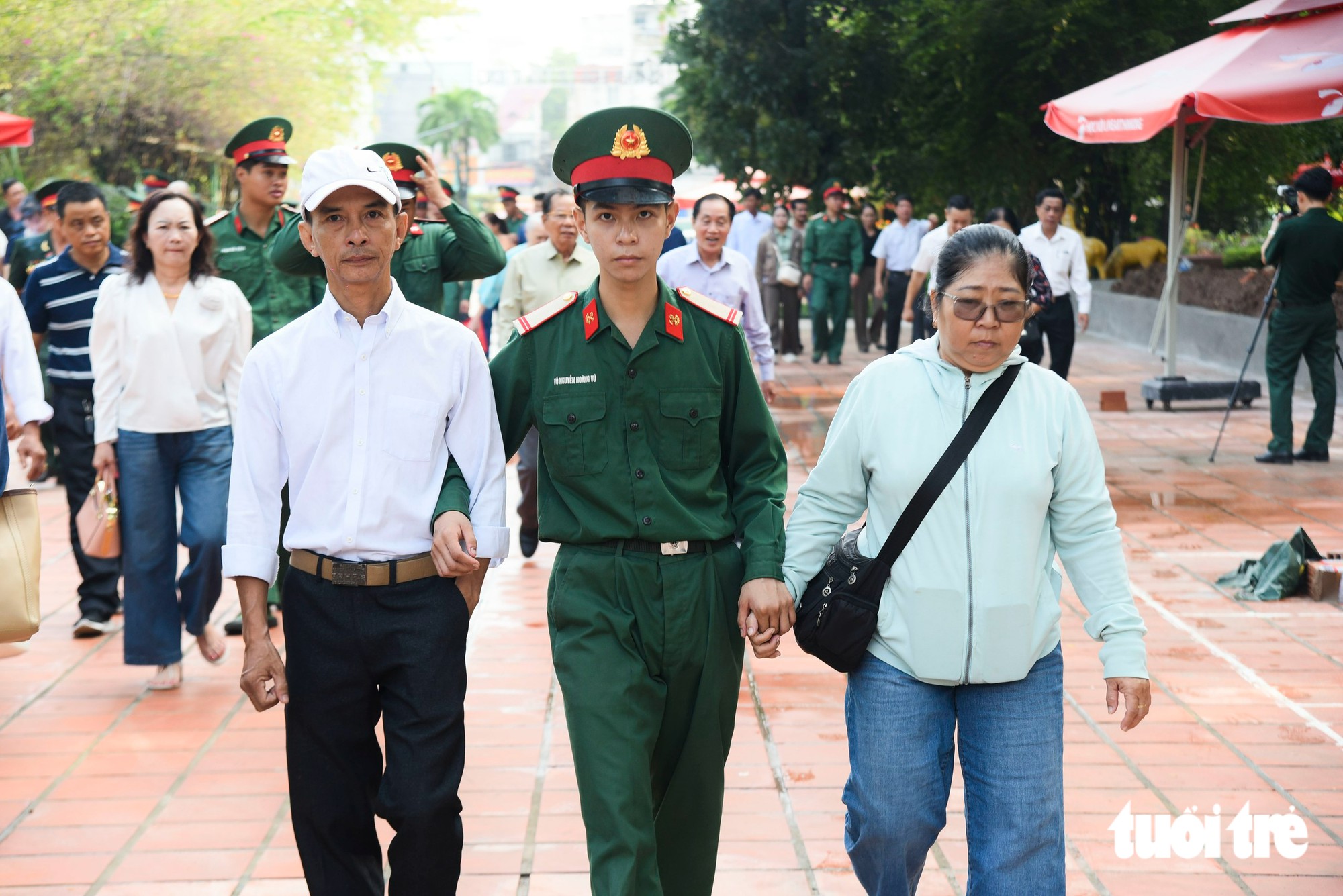 Cha mẹ chiến sĩ làm nhiệm vụ ở công viên Lê Thị Riêng: