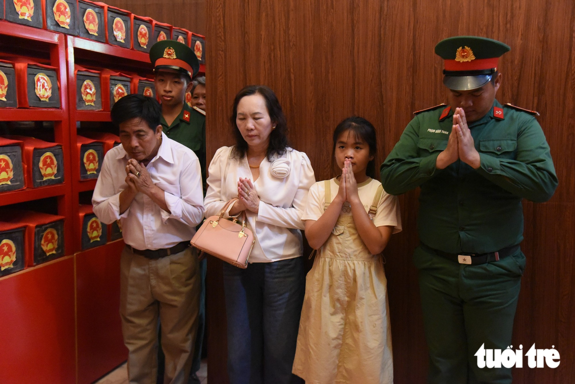 Cha mẹ chiến sĩ làm nhiệm vụ ở công viên Lê Thị Riêng: