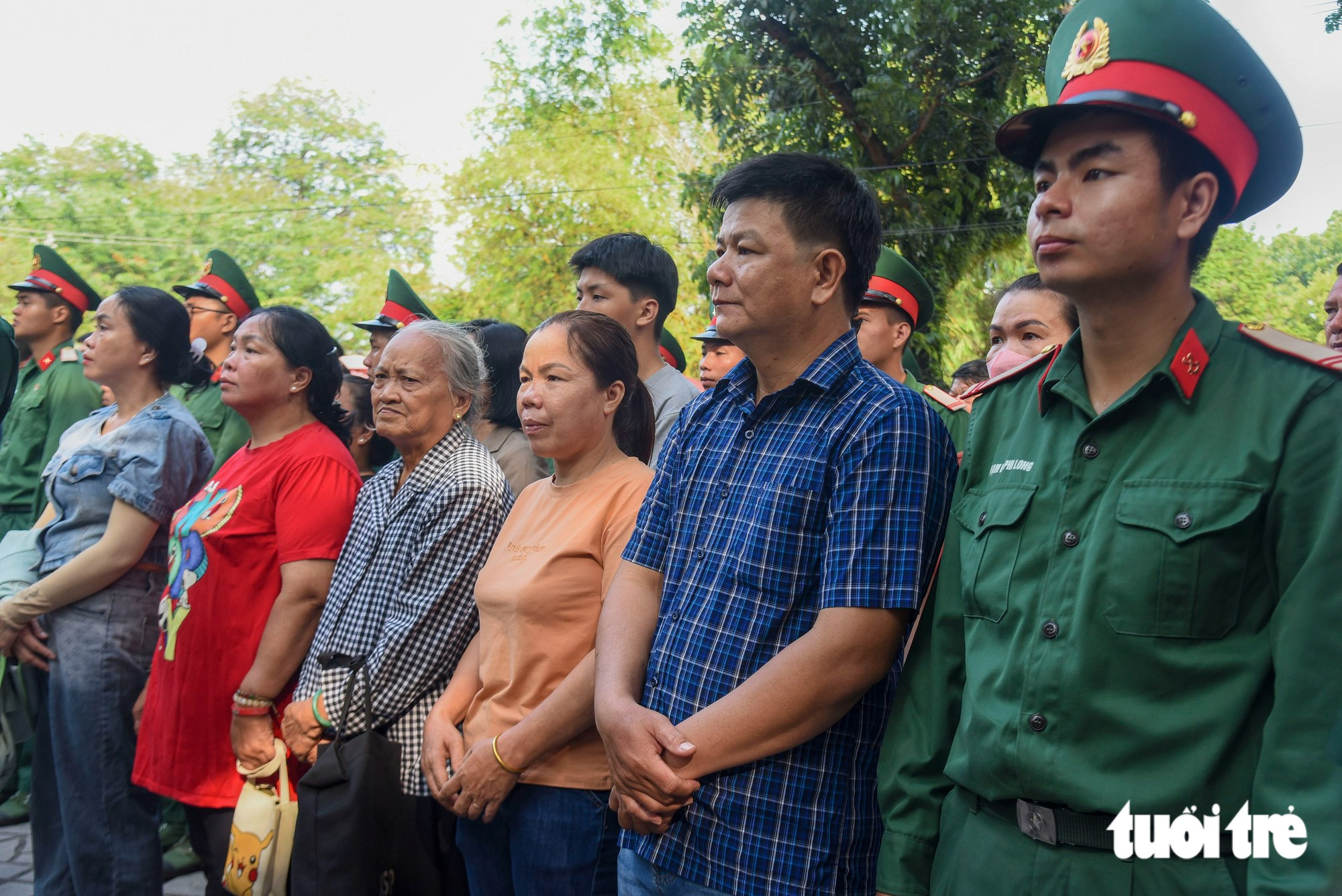 Cha mẹ chiến sĩ làm nhiệm vụ ở công viên Lê Thị Riêng: