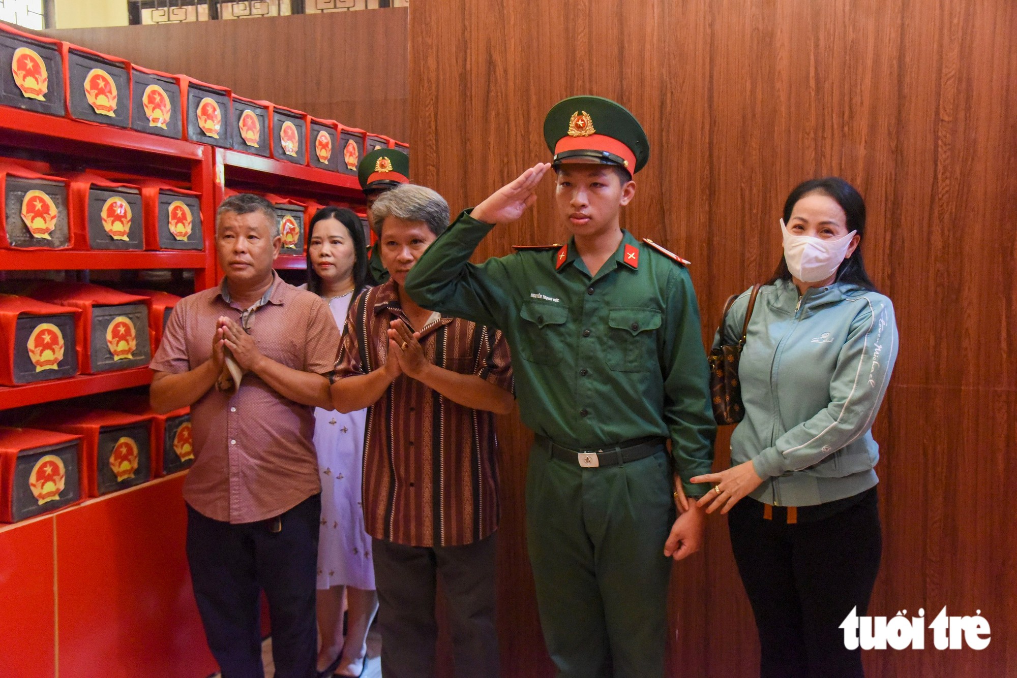 Cha mẹ chiến sĩ làm nhiệm vụ ở công viên Lê Thị Riêng: