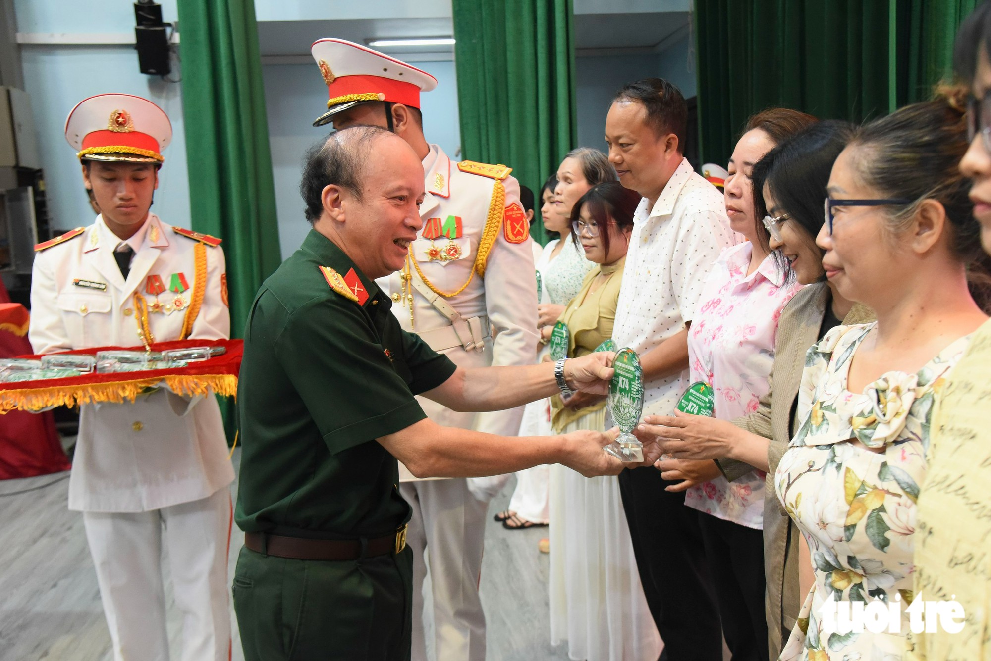 Cha mẹ chiến sĩ làm nhiệm vụ ở công viên Lê Thị Riêng: