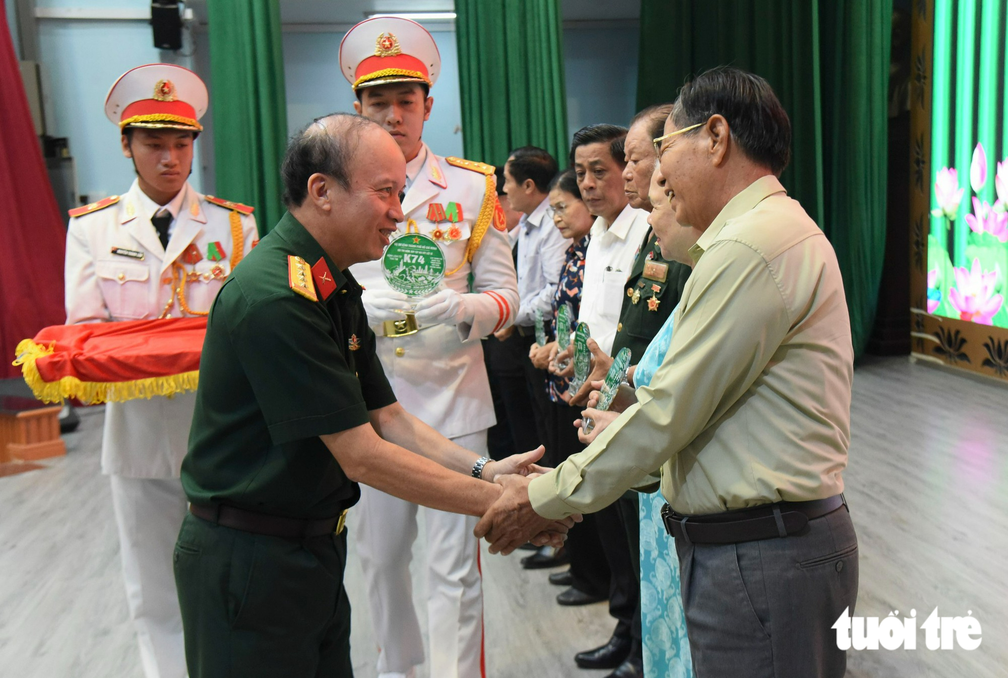 Cha mẹ chiến sĩ làm nhiệm vụ ở công viên Lê Thị Riêng: