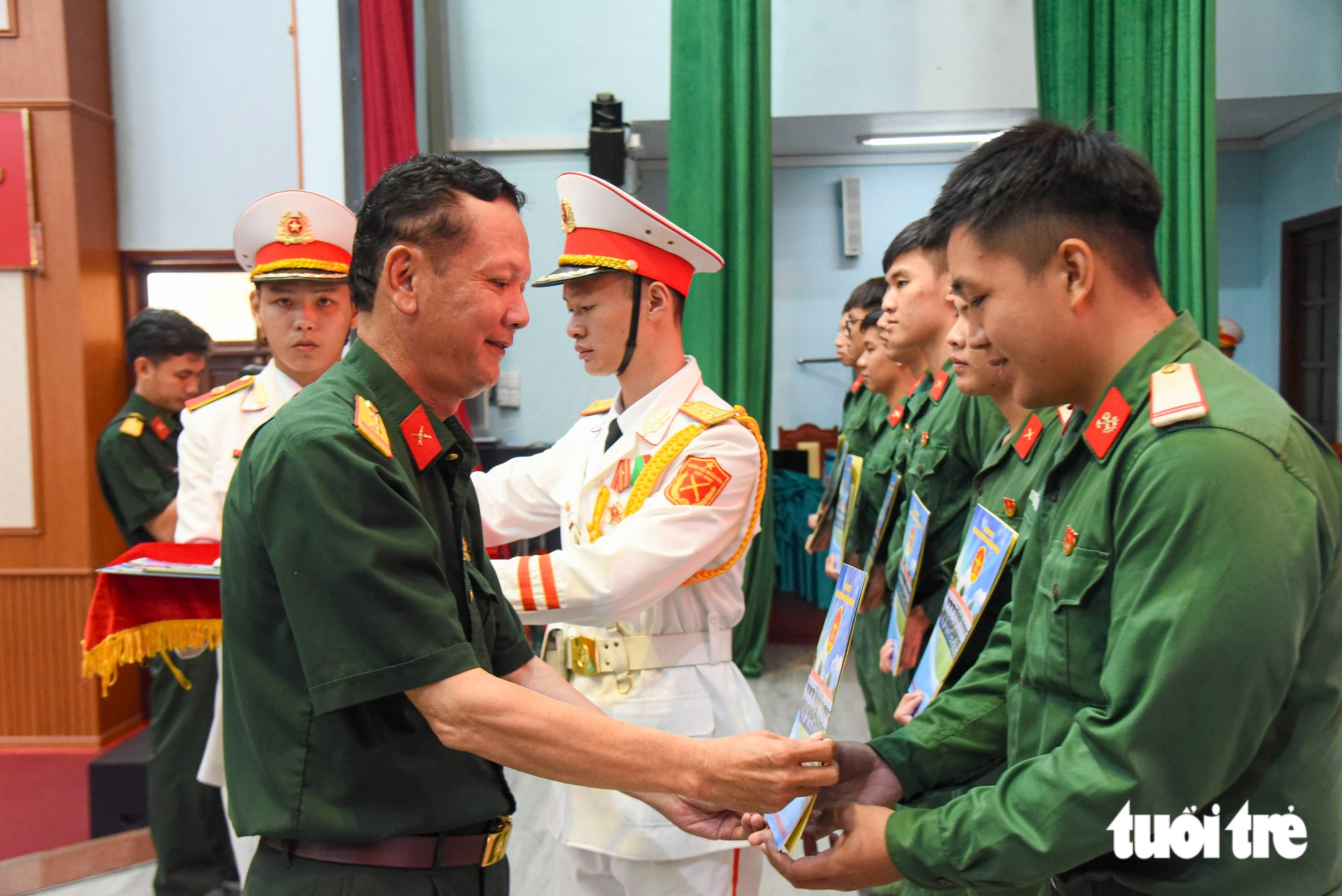 Cha mẹ chiến sĩ làm nhiệm vụ ở công viên Lê Thị Riêng: