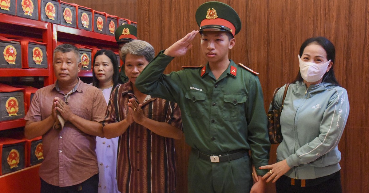 Cha mẹ chiến sĩ làm nhiệm vụ ở Công viên Lê Thị Riêng: 'Tự hào công việc thiêng liêng con dành cho Tổ quốc'